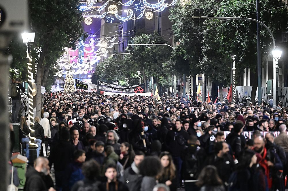 15 χρόνια από τη δολοφονία Γρηγορόπουλου: Μεγάλη πορεία στο κέντρο της Αθήνας – 52 προσαγωγές (Photos – Video)
