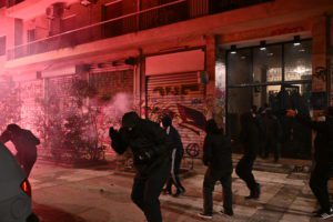 15 χρόνια από τη δολοφονία Γρηγορόπουλου: Επεισόδια σε Αθήνα και Θεσσαλονίκη μετά τις πορείες (Video &#038; Photos)