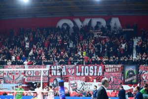 Ολυμπιακός &#8211; Παναθηναϊκός: Επεισόδια, δακρυγόνα και διακοπή στο βόλεϊ &#8211; Τραυματισμός αστυνομικού (Video)