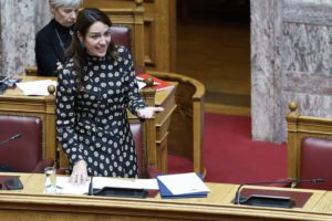 «Το περπάτημα κάνει καλό», απαντά η Δόμνα Μιχαηλίδου για τις συγχωνεύσεις σχολείων