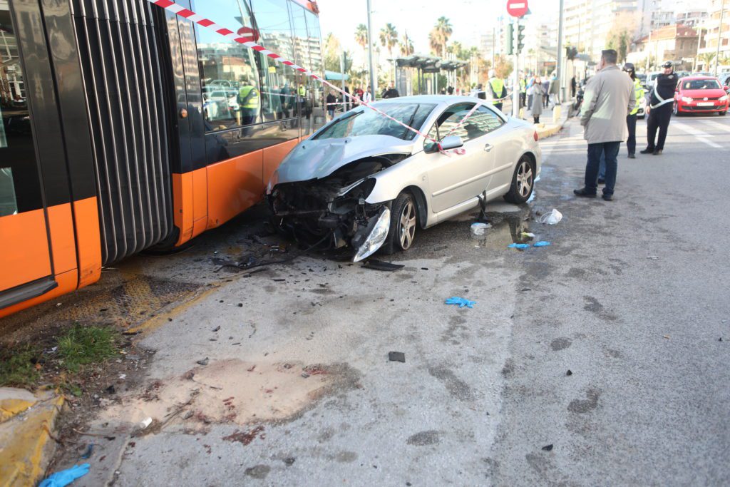Τραγωδία στο Παλαιό Φάληρο: Ένας νεκρός από τη σύγκρουση αυτοκινήτου με τραμ (Photos-Video)