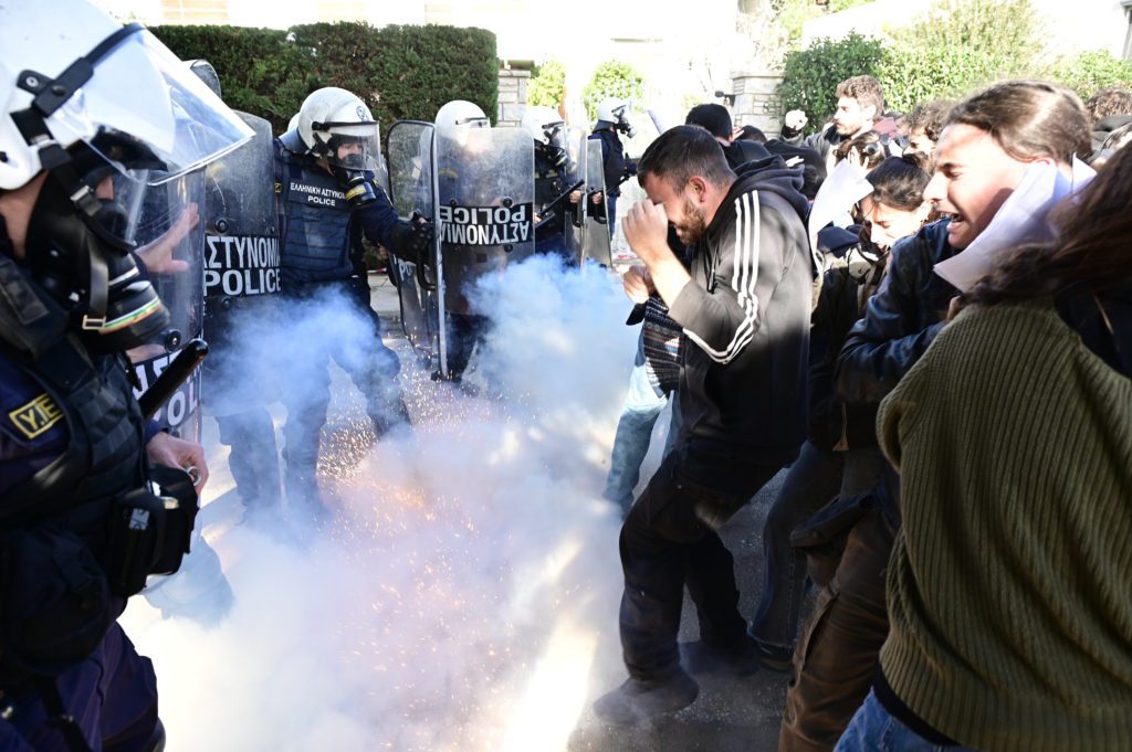 Καβούρι: Χημικά και καταστολή η κυβερνητική απάντηση στη διαδήλωση κατά των ιδιωτικών πανεπιστημίων (Photos)