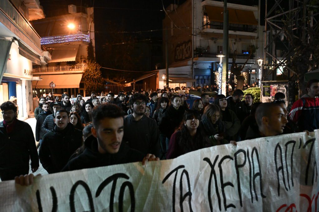 Εικόνες ντροπής στα Πετράλωνα: Με… ΜΑΤ έξωση οικογένειας – Ξεσηκώθηκε όλη η γειτονιά (Photos – Video)