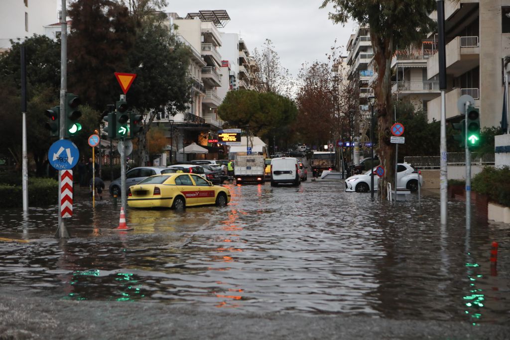 Κυκλοφοριακό χάος στο λεκανοπέδιο: Ουρές χιλιομέτρων στον Κηφισό – Προβλήματα και στην Ποσειδώνος (Photos-Video)