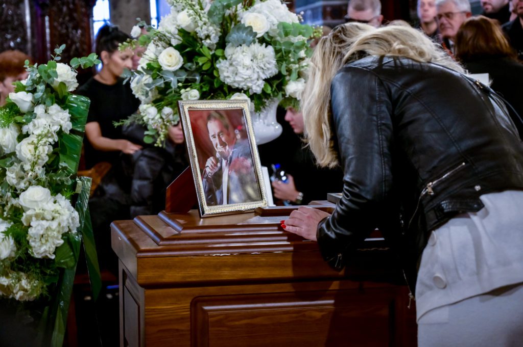 Βασίλης Καρράς: Πλήθος κόσμου αποχαιρετά τον λαϊκό τραγουδιστή – Την Τετάρτη στην Καβάλα η κηδεία (Photos)