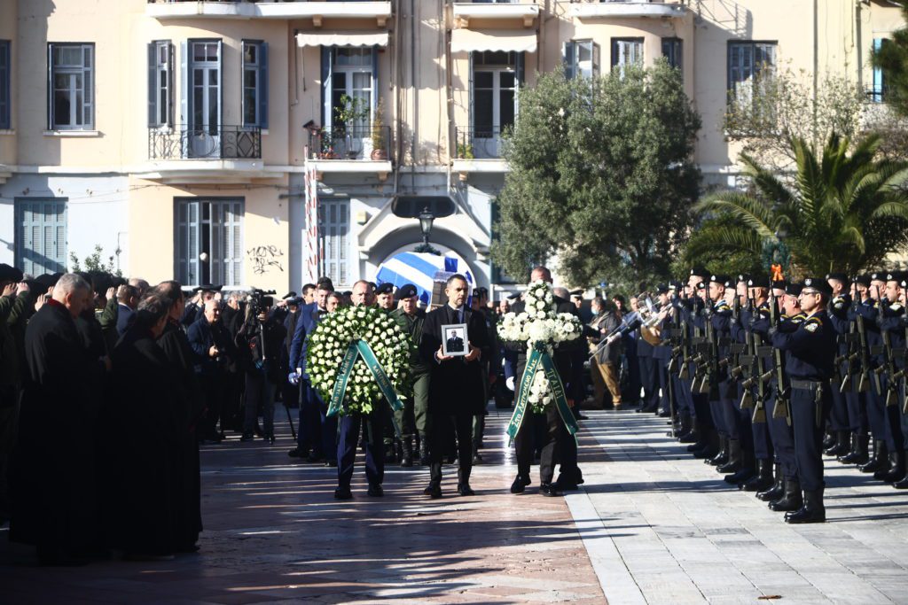 Θεσσαλονίκη: Σε κλίμα οδύνης το τελευταίο αντίο στον αστυνομικό που σκοτώθηκε από φωτοβολίδα (Photos)