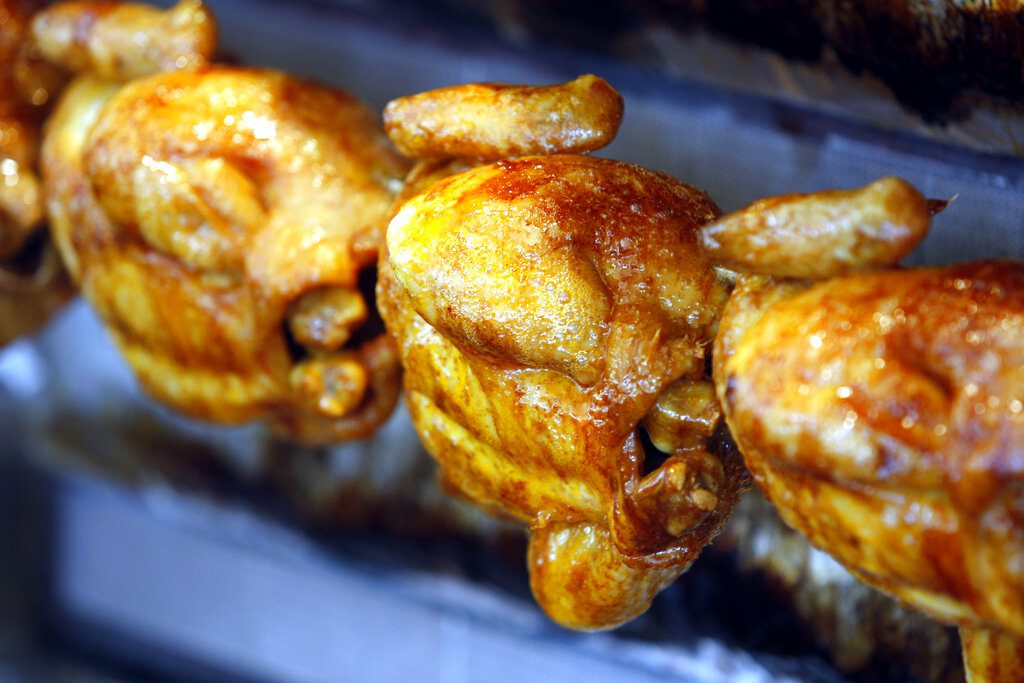 Καταγγελία στα Χανιά: Βρήκε σκουλήκια σε ψημένο κοτόπουλο που αγόρασε από σούπερ μάρκετ