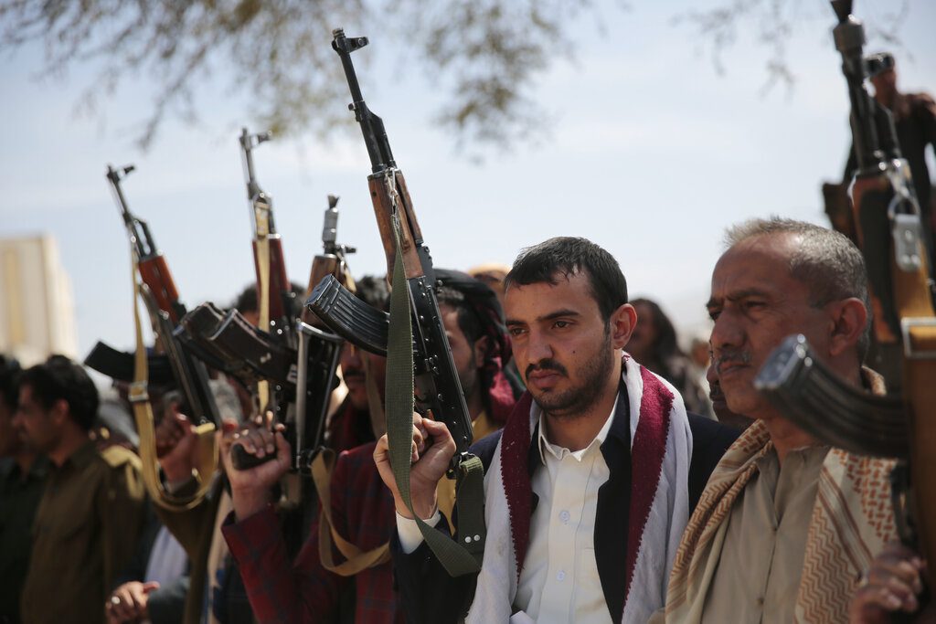 Υεμένη: Ο ηγέτης των Χούθι απειλεί να χτυπήσει αμερικανικά πλοία