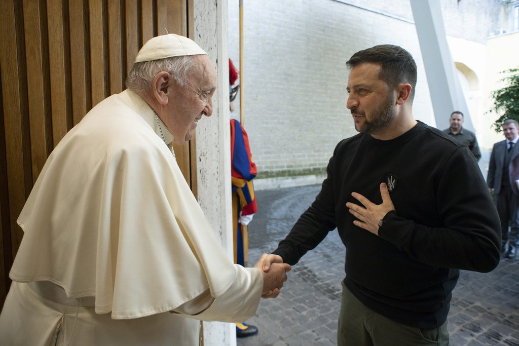 Ουκρανία: Ο Ζελένσκι λέει ότι συζήτησε «ειρηνευτική φόρμουλα» με τον πάπα Φραγκίσκο