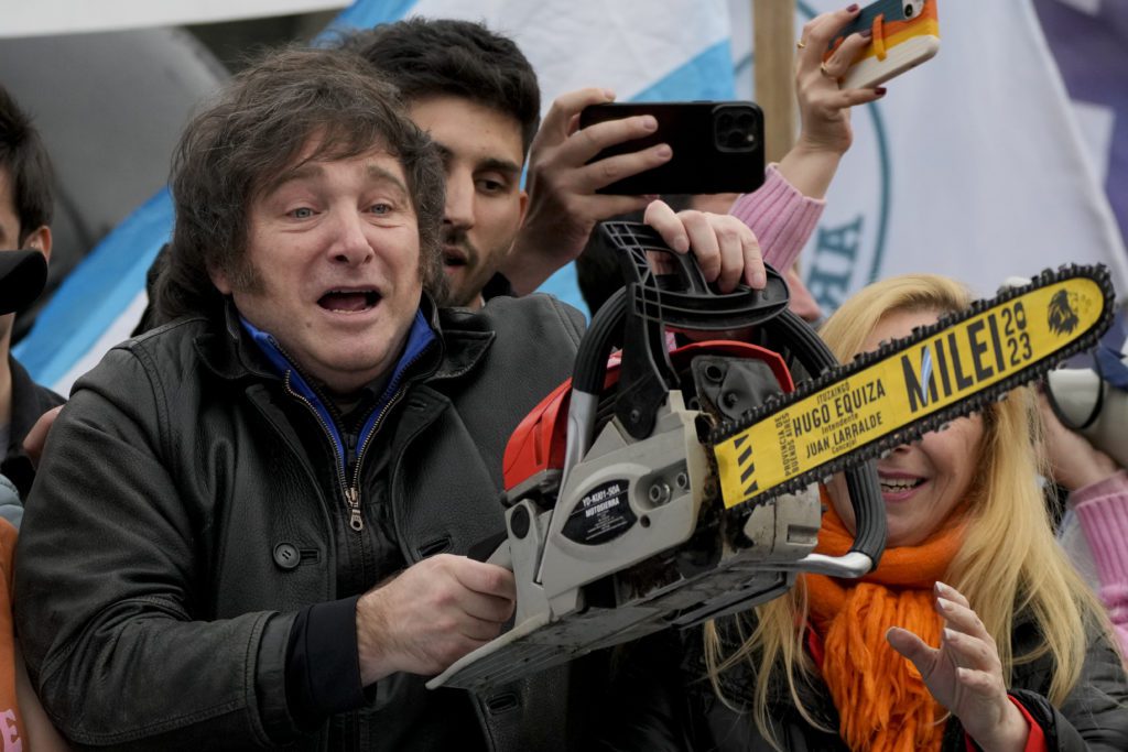 Αργεντινή: Ο Μιλέι πήρε το… αλυσοπρίονο – Μέτρα σοκ με κλείσιμο υπουργείων και υποτίμηση 54% του νομίσματος