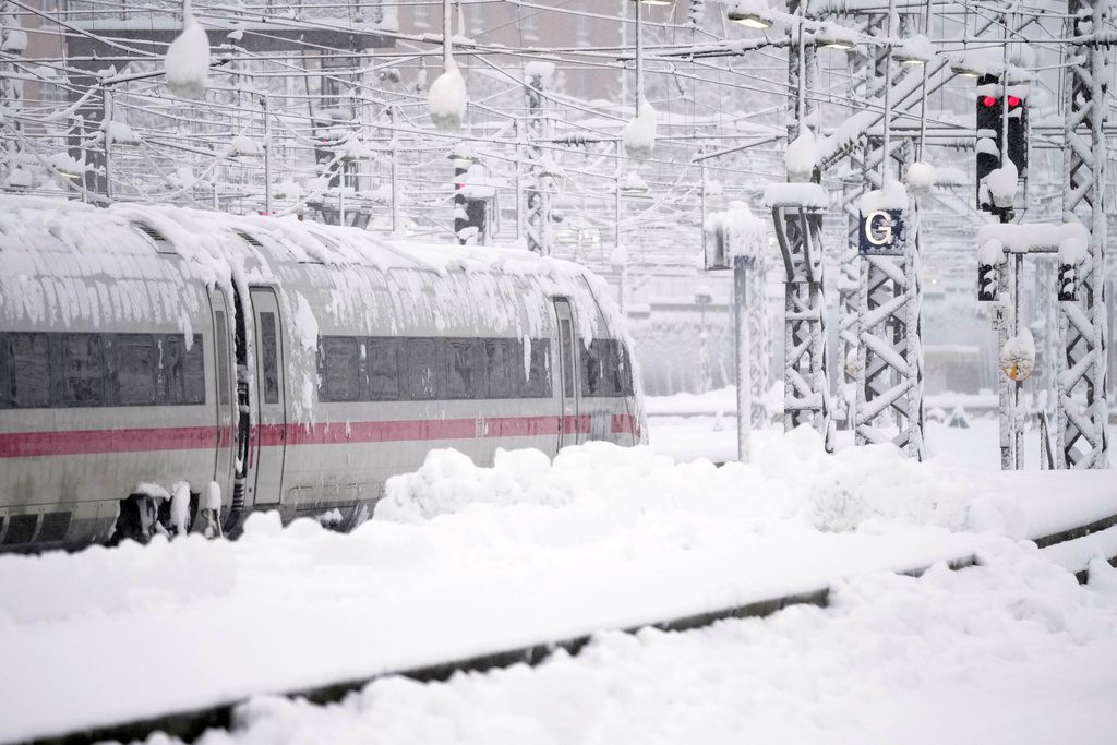 Παρέλυσε η κεντρική Ευρώπη από τον χιονιά: Εγκλωβισμένοι Έλληνες στο Μόναχο – Χάος στις μετακινήσεις (Photos -Video)