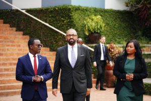 Βρετανία: Επίσκεψη Κλέβερλι στη Ρουάντα για να «κλείσει» τη συμφωνία για τους αιτούντες άσυλο