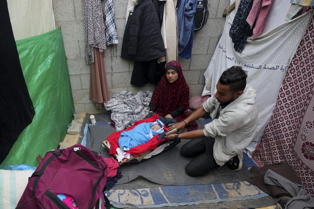 Γάζα: Παλαιστίνια γέννησε τετράδυμα μέσα στον πόλεμο – Ζουν σε άθλιες συνθήκες
