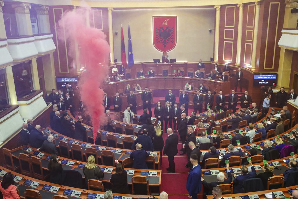 Σκηνές χάους ξανά στο αλβανικό κοινοβούλιο: Μπράβοι, καπνογόνα και φωτοβολίδες – Τι συνέβη (Video)