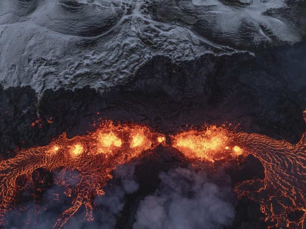 Ισλανδία: Ποτάμια λάβας και πυκνοί καπνοί – Νέες συγκλονιστικές εικόνες από την έκρηξη του ηφαιστείου (Photos)