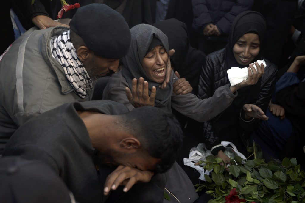 Γάζα: Θρήνος στα συντρίμμια, ξεπέρασαν τους 20.600 οι νεκροί – Εντείνονται οι ισραηλινές επιχειρήσεις