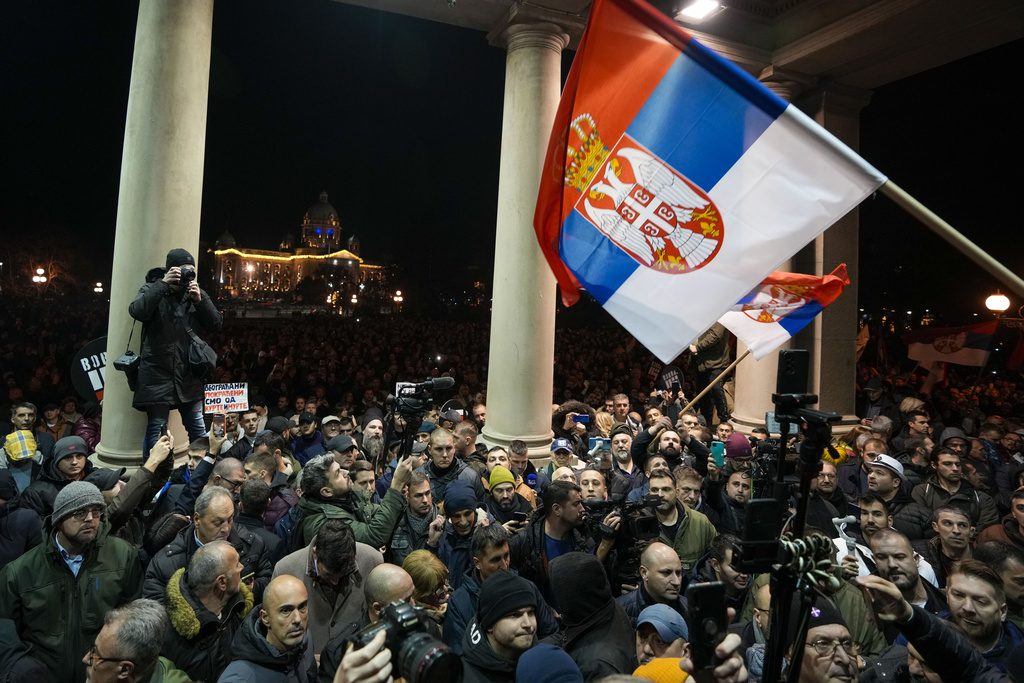 Σερβία: Διαδηλωτές αρνούνται το αποτέλεσμα των εκλογών – Η κυβέρνηση βλέπει προετοιμασμένη «έγχρωμη επανάσταση»
