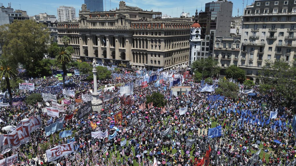 Αργεντινή: Στους δρόμους χιλιάδες πολίτες κόντρα στην πολιτική λιτότητας του Μιλέι (Photos – Video)