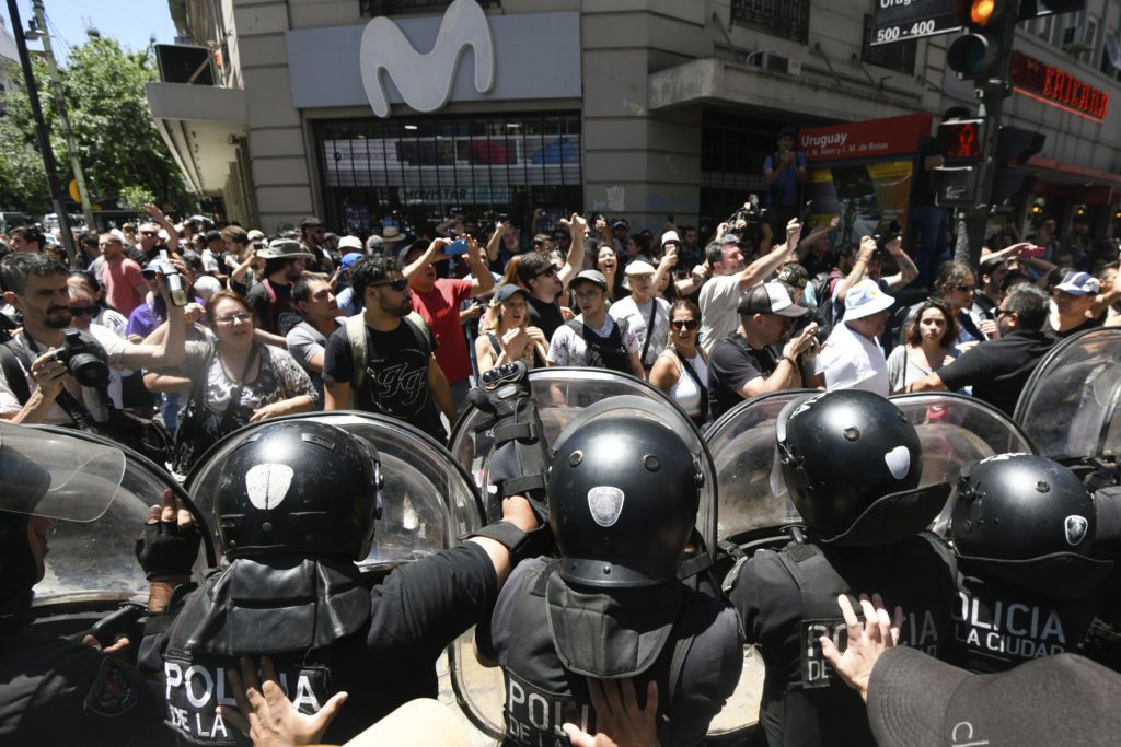 Αργεντινή: Βροντερό «όχι» από χιλιάδες διαδηλωτές στα μέτρα λιτότητας Μιλέι