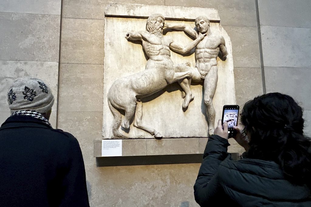 Το Βρετανικό Μουσείο συζητά μόνο δανεισμό των γλυπτών του Παρθενώνα, αν δεν αλλάξει ο νόμος