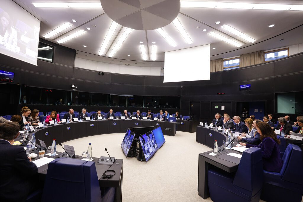 Politico: Οι «χρήσιμοι ηλίθιοι» του Qatargate εξακολουθούν να εργάζονται μέσα στο Κοινοβούλιο της ΕΕ