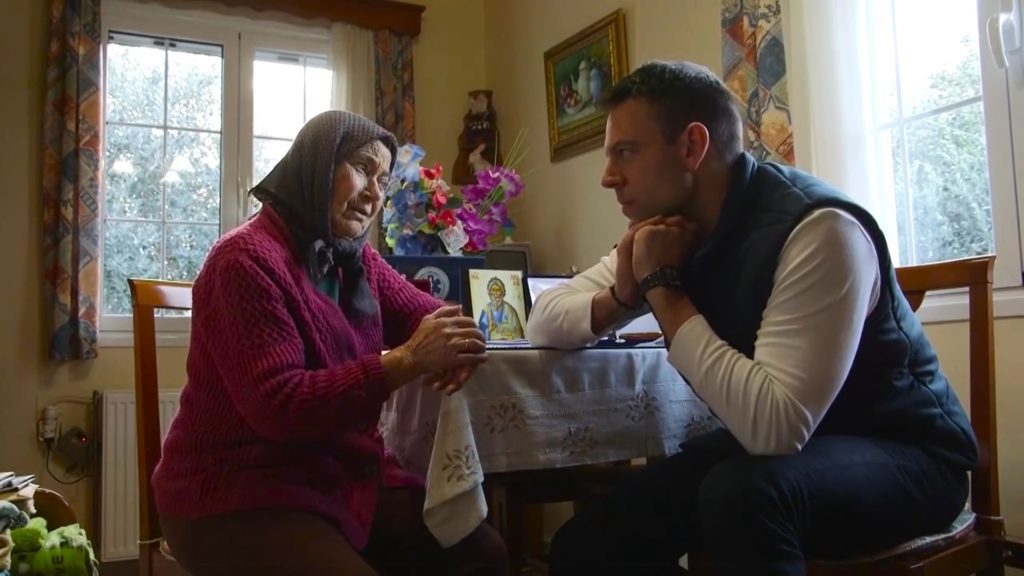 Επίσκεψη Κασσελάκη στη γιαγιά που δώρισε ασθενοφόρο στο ΕΚΑΒ – «Κάπως να ισάξει ετούτο το κράτος» (Video)