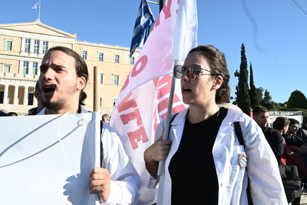 Υγειονομικοί: Έρχεται τσουνάμι παραιτήσεων μετά τη ρύθμιση – «εμπαιγμό» για τους συμβασιούχους ΕΣΥ