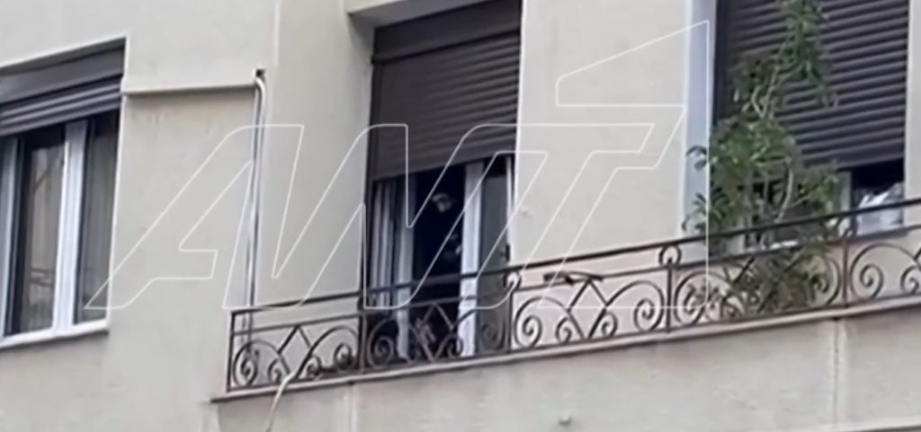 Πετράλωνα: Σκαρφάλωσε σε διαμέρισμα και αποπειράθηκε να βιάσει δύο γυναίκες – Η στιγμή της σύλληψής του δράστη (Video)
