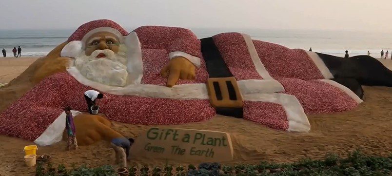 Ινδία: Έφτιαξαν Άγιο Βασίλη με δύο τόνους κρεμμύδια και άμμο – Το «πράσινο» μήνυμα (Video)