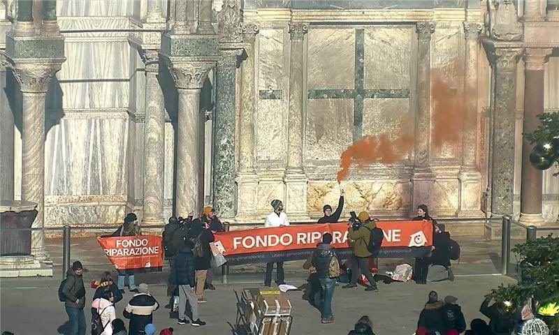 Βενετία: Ακτιβιστές έριξαν λάσπη στη Βασιλική του Αγίου Μάρκου (Video)