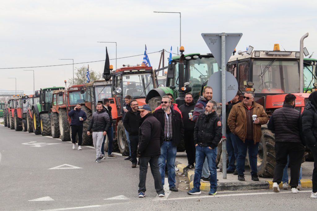 Θεσσαλία: Κατέβασαν τα τρακτέρ στους δρόμους οι αγρότες ζητώντας αποζημιώσεις για τις καταστροφές