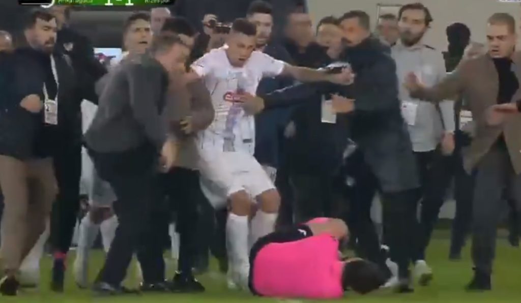 Σκηνές χάους σε γήπεδο στην Τουρκία: Πρόεδρος ομάδας γρονθοκόπησε διαιτητή – «Λουκέτο» στο πρωτάθλημα (Videos)