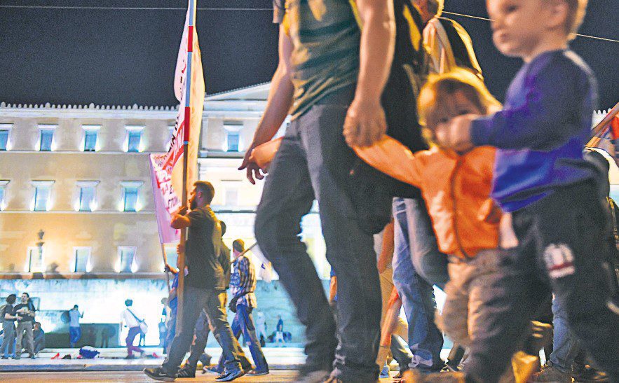 Δημογραφικό: Η Ελλάδα αργοπεθαίνει αλλά η κυβέρνηση σφυρίζει αδιάφορα
