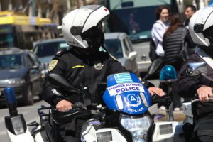 Ενδοοικογενειακή βία: Γυναίκα έπεσε από μπαλκόνι τρίτου ορόφου &#8211; Αναζητείται ο σύντροφός της