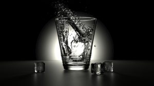 Γιατί δεν πρέπει να ξεχνάμε να πίνουμε νερό μέσα στη μέρα;