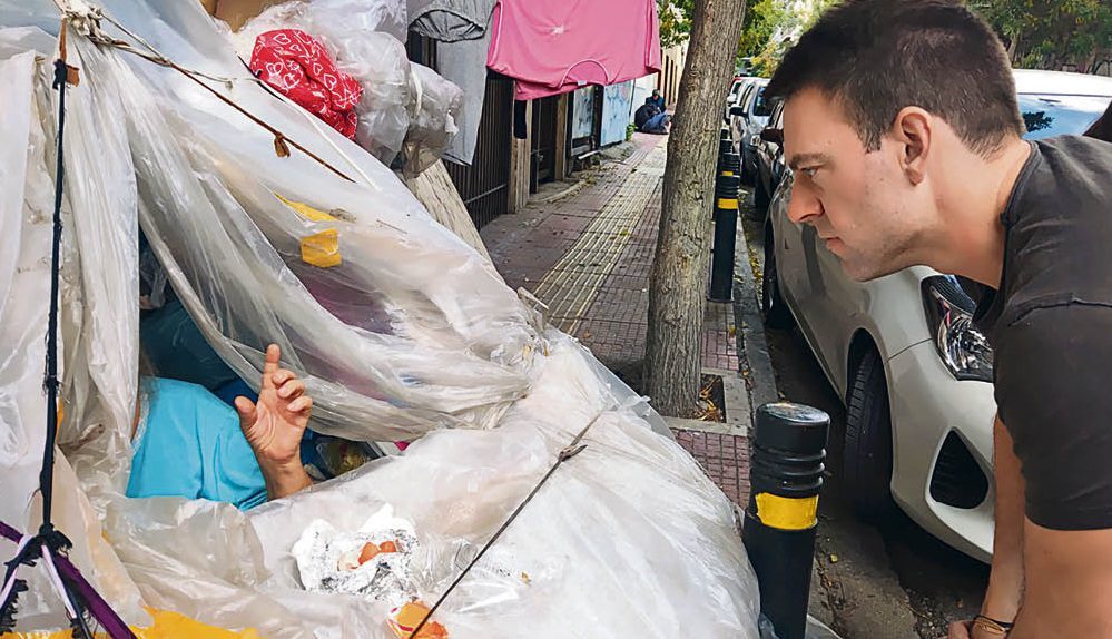 Κασσελάκης: Οδοιπορικό στο ξεχασμένο Μεταξουργείο, όσα είπε με άστεγους και τοξικομανείς (Video)