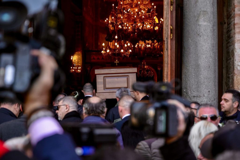 Βασίλης Καρράς: Έως τις 10 το βράδυ το λαϊκό προσκύνημα στη Θεσσαλονίκη (Videos & Photos)