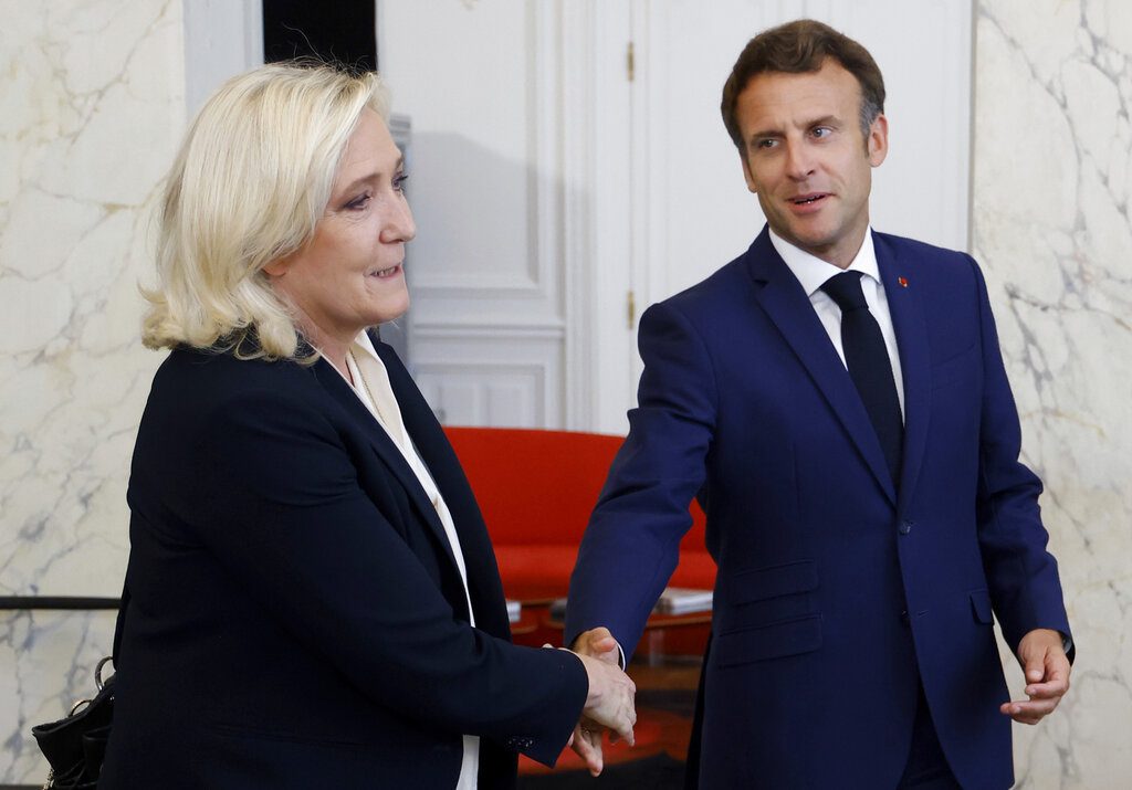 Γαλλία: Διάγγελμα Μακρόν μετά την έγκριση του νέου νομοσχεδίου για το μεταναστευτικό – «Ιδεολογική νίκη» λέει η Λεπέν