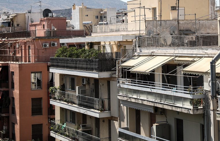 Βόλος: Πήγαν στα δικαστήρια για μία κουβέρτα – «Την τραβούσε για να με ρίξει από το μπαλκόνι»