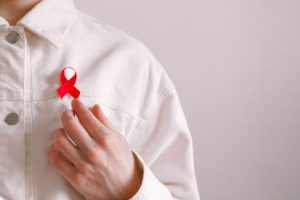 Παγκόσμια Ημέρα κατά του AIDS: το 41% θεωρεί, ότι ο HIV μεταδίδεται από την χρήση της κοινής τουαλέτας