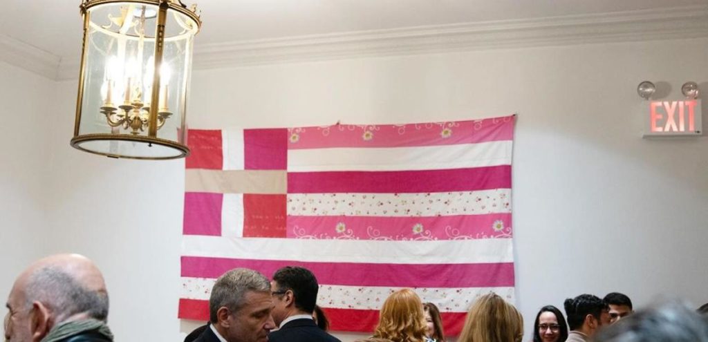 Ροζ σημαία σε μαύρο φόντο
