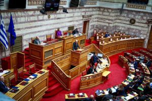 Βουλή: Ονομαστική ψηφοφορία ζητά ο ΣΥΡΙΖΑ για το κυβερνητικό σερβίρισμα στους servicers