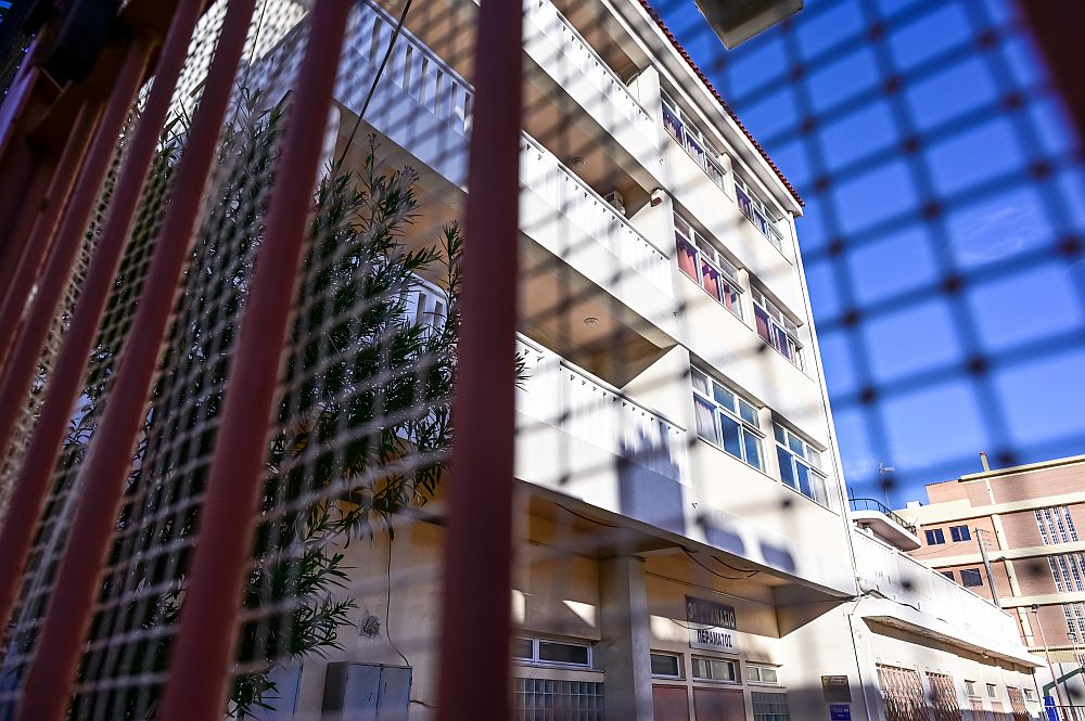 Σοκ στο Πέραμα: 14χρονη μαθήτρια έπεσε από μπαλκόνι σχολείου – Πώς βρέθηκε στο κενό