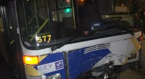 Σοβαρό τροχαίο στον Πειραιά: Σύγκρουση λεωφορείου με ΙΧ &#8211; Οι πρώτες πληροφορίες (Video)