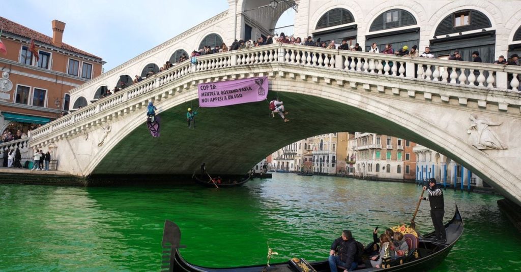 Βενετία: Για τρία αδικήματα κατηγορούνται οι ακτιβιστές που την «έβαψαν πράσινη» (Video)