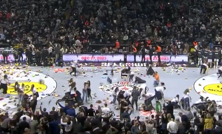 Euroleague: Τρομερή στιγμή – Εκατοντάδες λούτρινα αρκουδάκια στο παρκέ της Stark Arena από τους φίλους της Παρτίζαν (Video)