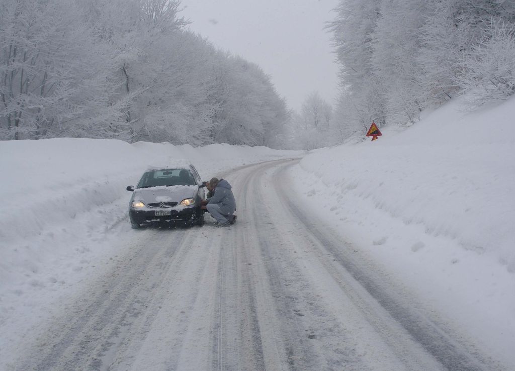 Καιρός: Στα «λευκά» η Φλώρινα, χιόνια και μέσα στην πόλη – Με δυσκολία η κίνηση των οχημάτων (Video)