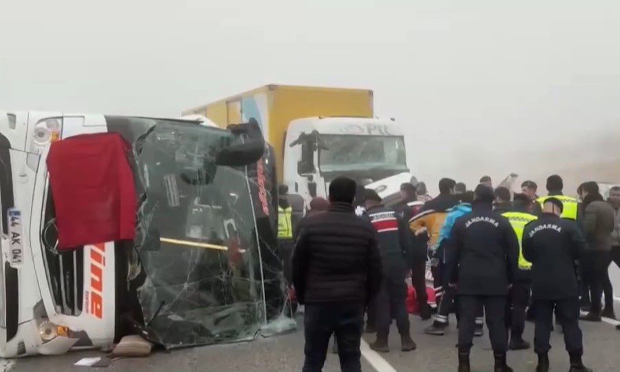 Τουρκία: Σύγκρουση λεωφορείου και φορτηγού στη Μαλάτια – Αναφορές για 4 νεκρούς (Vide)