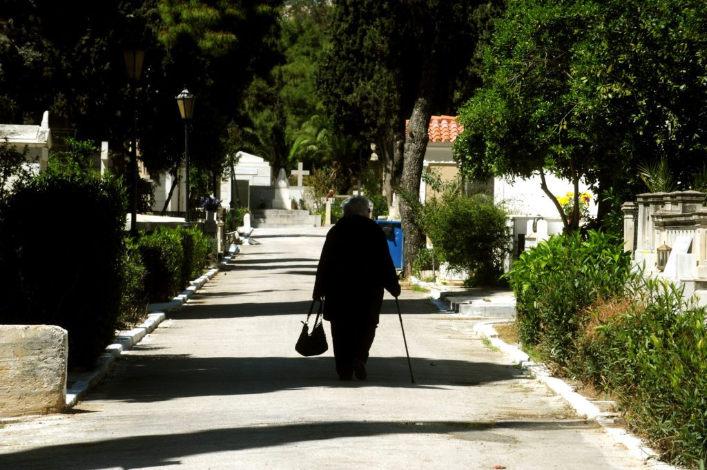 Χαλκίδα: Ηλικιωμένη πέρασε όλη τη νύχτα κλειδωμένη σε νεκροταφείο – Συγκλονίζει η μαρτυρία της γυναίκας που την εντόπισε