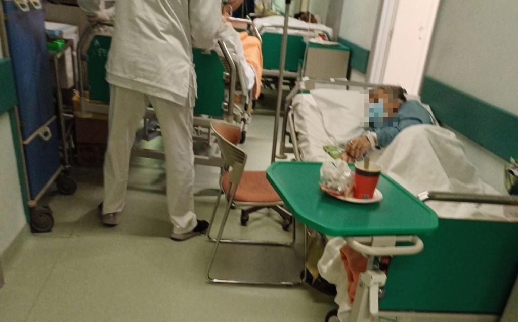Με το… δεξί ο Άδωνης στο υπουργείο Υγείας – 90 ράντζα βγήκαν στο «Αττικό» νοσοκομείο
